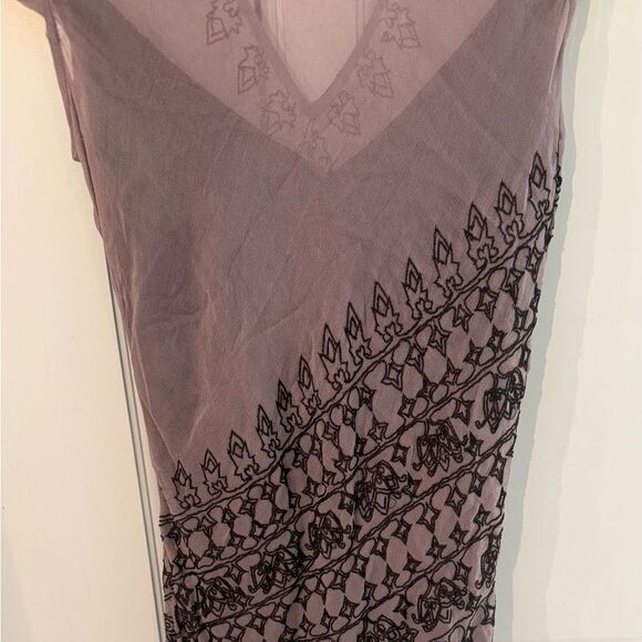 Elegant Mauve 2-layer Cocktail Dress with Intricate Detailing
Size 2 - Picture 4 of 7